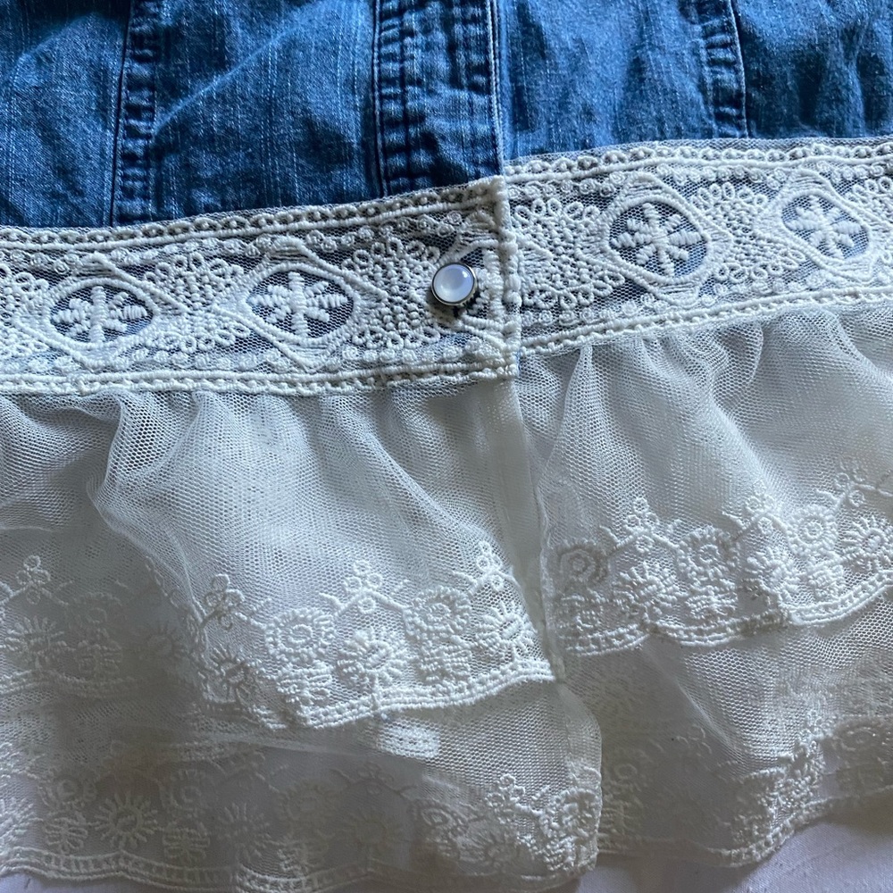 Beautiful jean jacket shirt with lace details - Picture 3 of 5